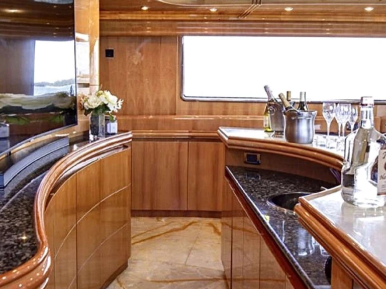 Ein Custom 103' Custom Build mieten in Miami