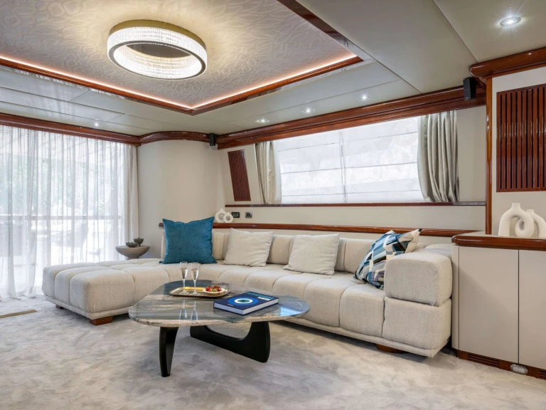 Ein Falcon AZURE ONE mieten in Athen
