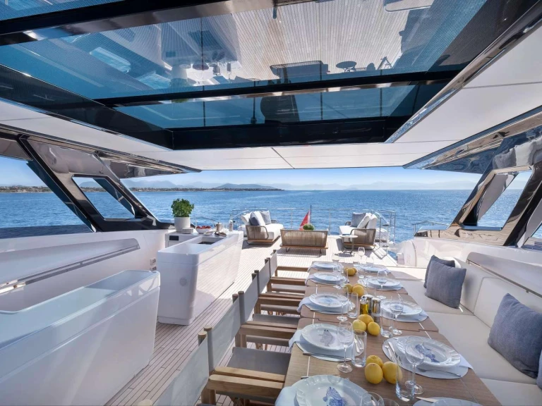 Ein Ferretti IANASSA mieten in Athen
