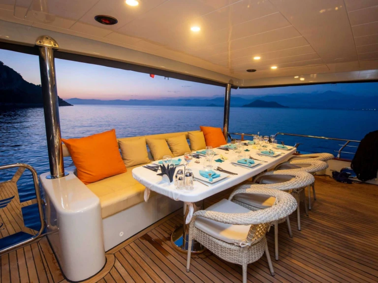 Vermietung Yacht Custom mit Führerschein