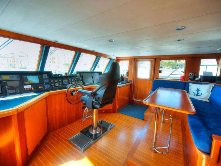 Vermietung Yacht Custom mit Führerschein