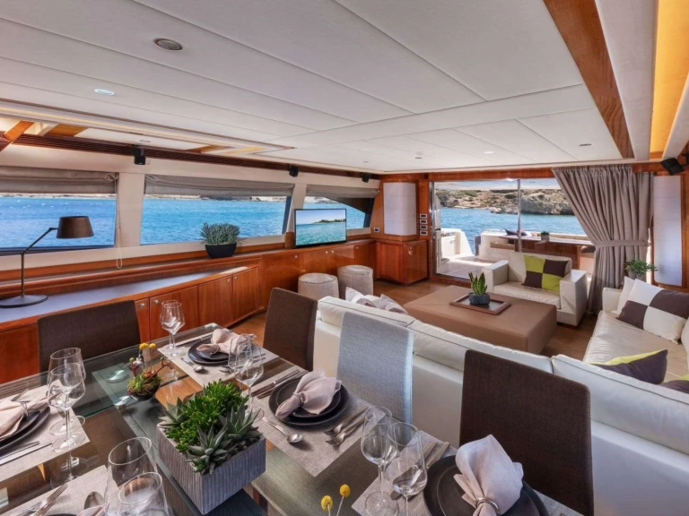 Ferretti ANNOUKA mieten Athen