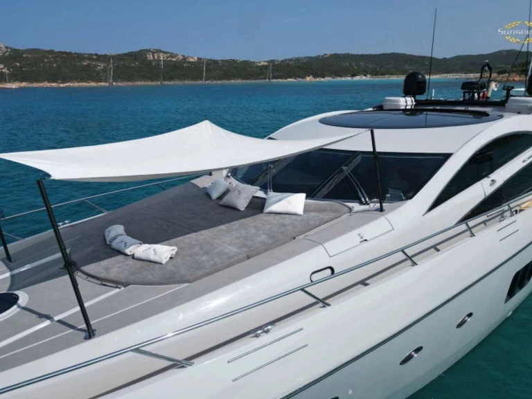 YachtCharter in Poltu Quatu - Sunseeker Light Blue auf SamBoat