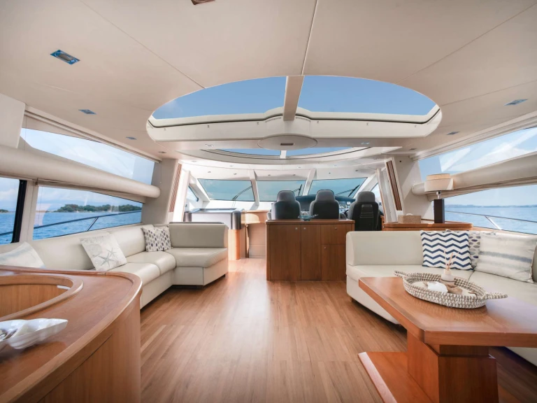 Ein Sunseeker PHOENIX mieten in Gouviá