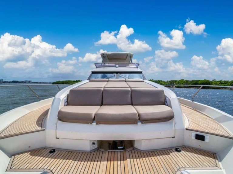 Ein Prestige Yachts Oceana mieten in Nassau