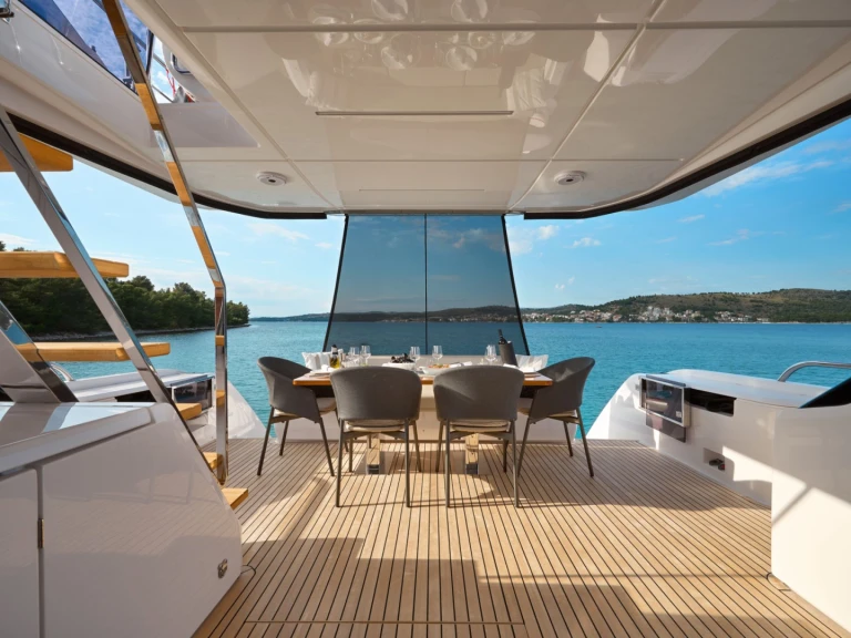 Ein Ferretti WE2 mieten in Šibenik