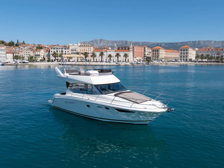 Ein Jeanneau Prestige 400 Fly mieten in Stobreč