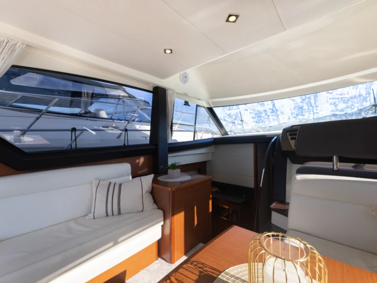 Ein Jeanneau Prestige 400 Fly mieten in Stobreč