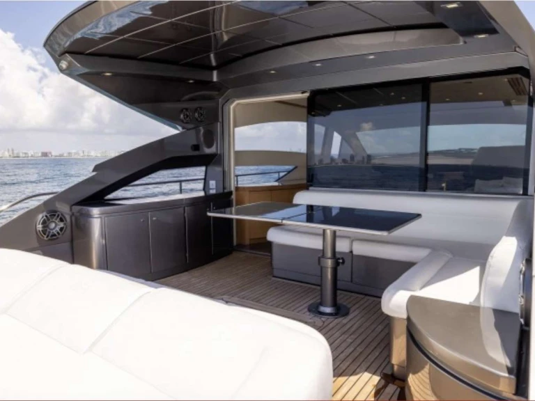 Ein Pershing Wind mieten in Miami