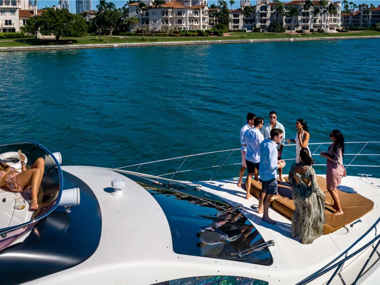 Ein Azimut Priceless mieten in Miami