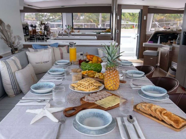 Bootsverleih Bali TWO OCEANS Glossy Samboat