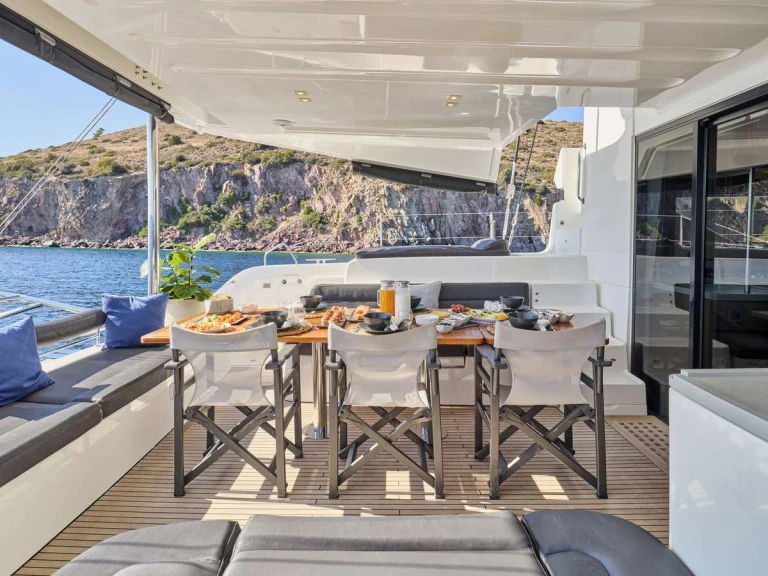 Yacht mieten in Néa Péramos zum besten Preis
