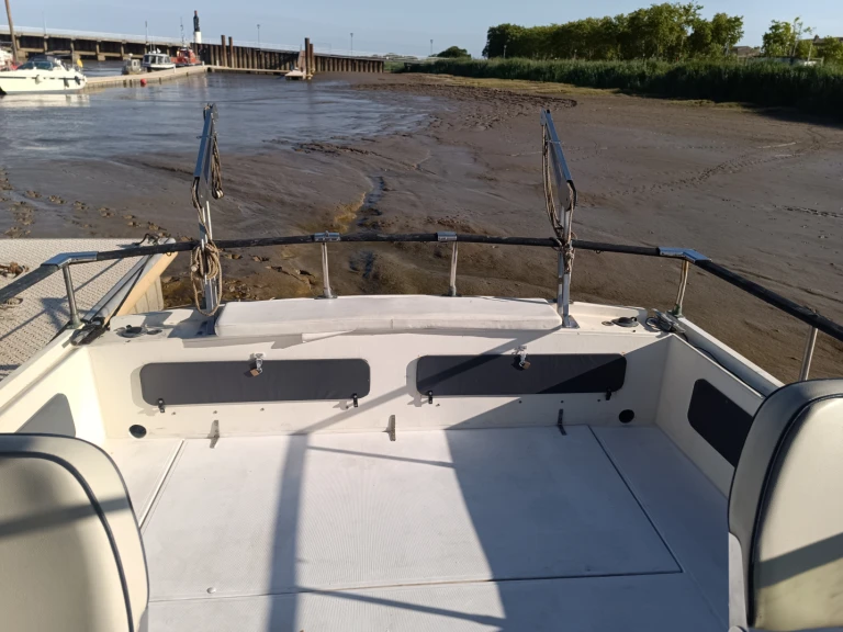 Motorboot mit oder ohne Skipper Guy Couach mieten in Pauillac