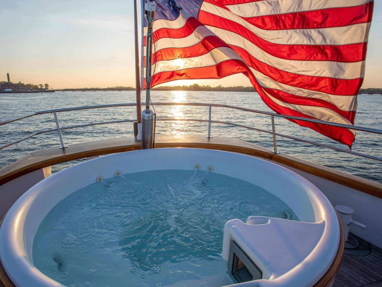 Ein Palmer Johnson Arabella mieten in Jersey City