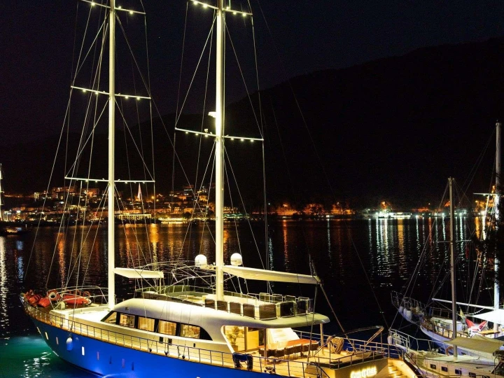 Vermietung Yacht Custom mit Führerschein