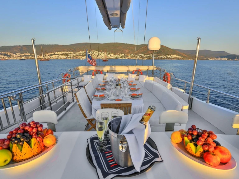 Vermietung Yacht Custom mit Führerschein