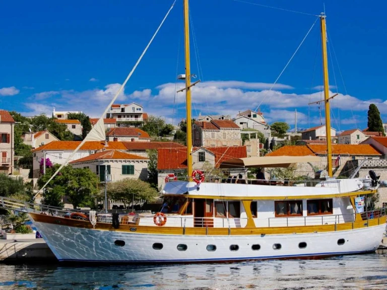 Custom ADRIATIC BREEZE mieten Zadar