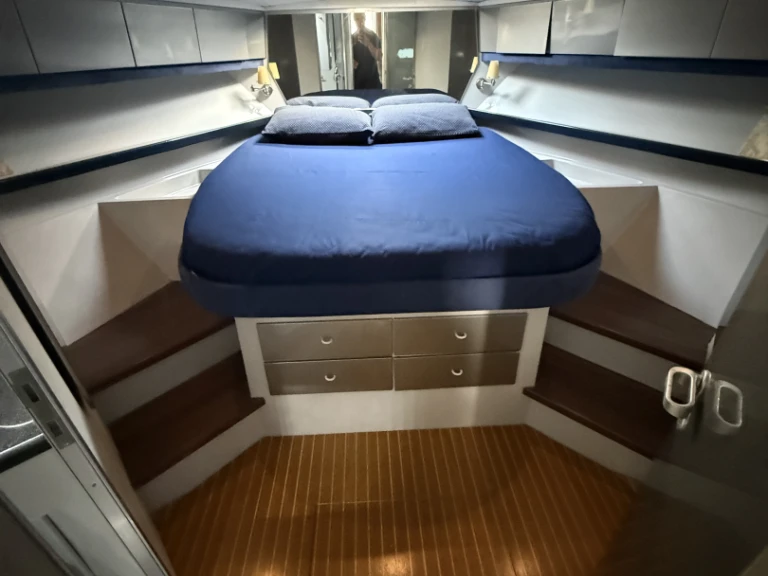 Motorboot mit oder ohne Skipper Ferretti mieten in Golfo Aranci Port