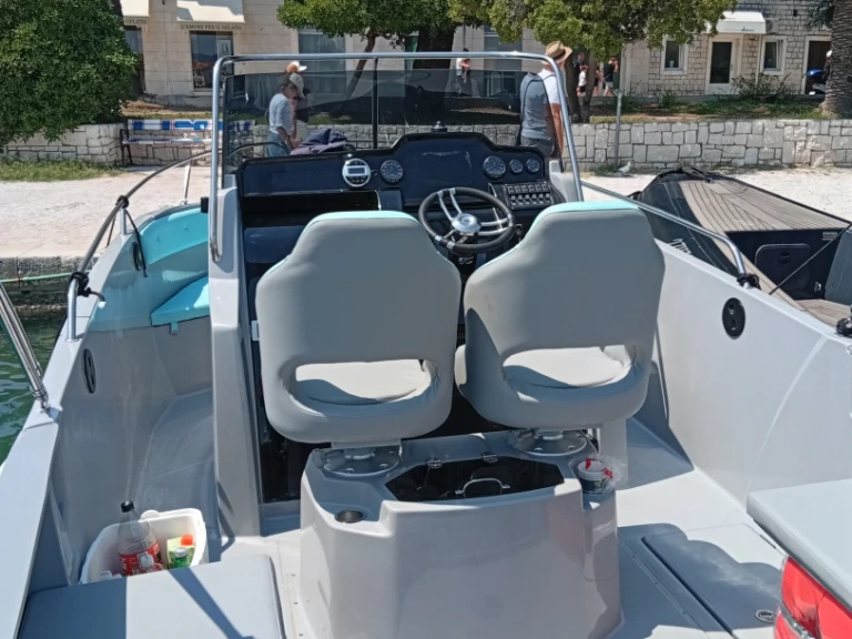Motorboot mit oder ohne Skipper Jeanneau mieten in Split