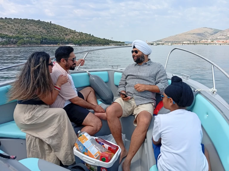 Motorboot mit oder ohne Skipper Jeanneau mieten in Split