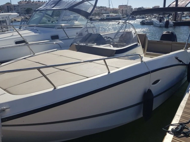 Ein Quicksilver Activ 755 Sundeck mieten in Marseille