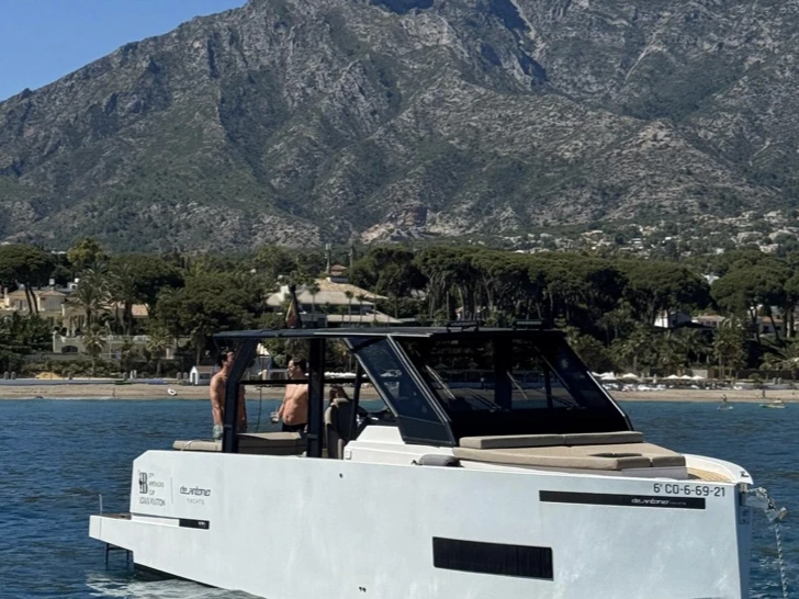Ein De Antonio D34 Xplorer mieten in Marbella