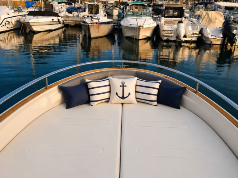 Vermietung Yacht Invictus  mit Führerschein