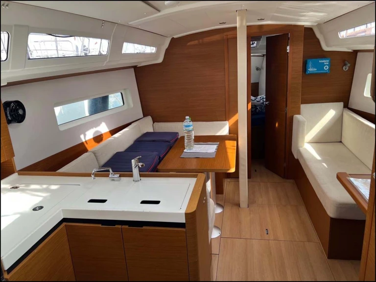 Segelboot mieten in Gouviá - Jeanneau Sun Odyssey 380