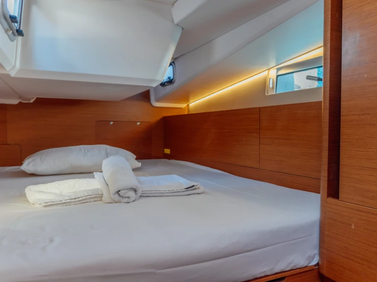 YachtCharter in Néa Péramos - Jeanneau Sun Odyssey 490 auf SamBoat