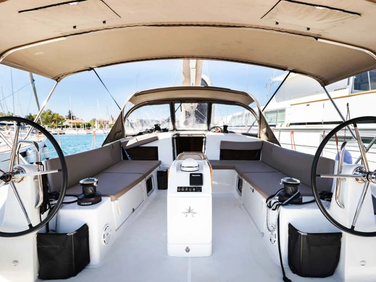 YachtCharter in Néa Péramos - Jeanneau Sun Odyssey 490 auf SamBoat
