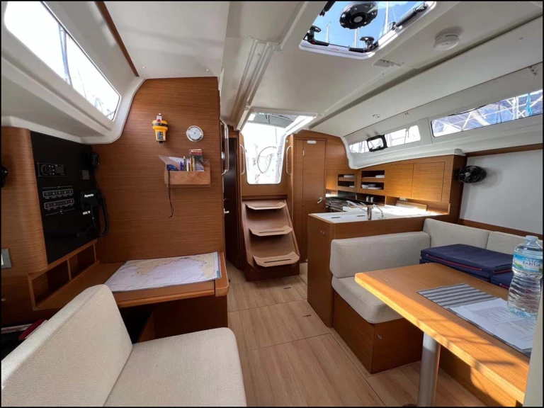 YachtCharter in Gouviá - Jeanneau Sun Odyssey 380 auf SamBoat