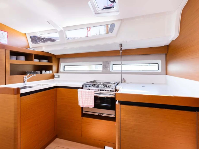 YachtCharter in Néa Péramos - Jeanneau Sun Odyssey 490 auf SamBoat