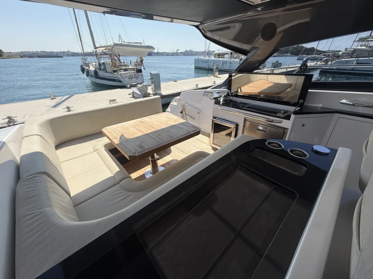 Motorboot mit oder ohne Skipper Focus mieten in Pula