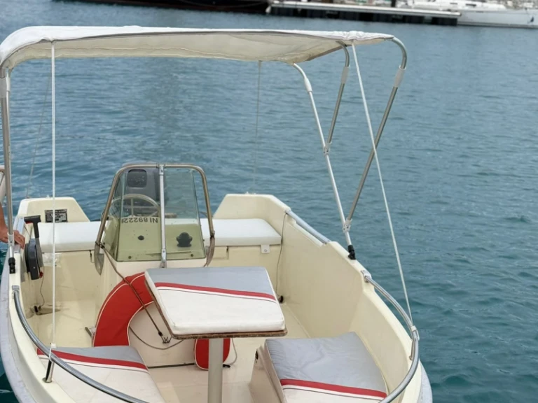 Ein Ultramar Ultra 405 mieten in Antibes