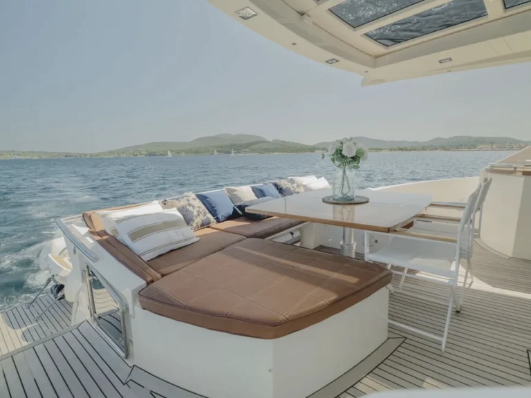 YachtCharter in Port des Marines de Cogolin - Princess Princess V70 auf SamBoat