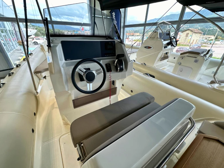 Vermietung Schlauchboot Lomac mit Führerschein