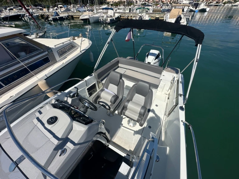 YachtCharter in Cogolin - Jeanneau Cap Camarat 7.5 WA Serie 2 auf SamBoat