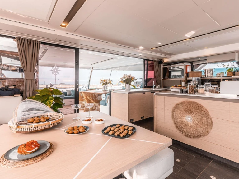 Fountaine Pajot The Blue Dream mieten Neapel