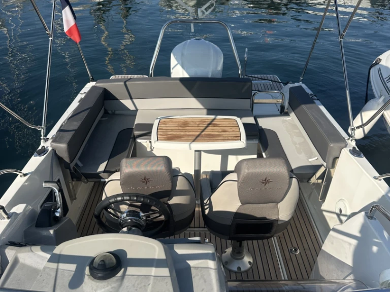 YachtCharter in Antibes - Jeanneau Cap Camarat 7.5 WA auf SamBoat