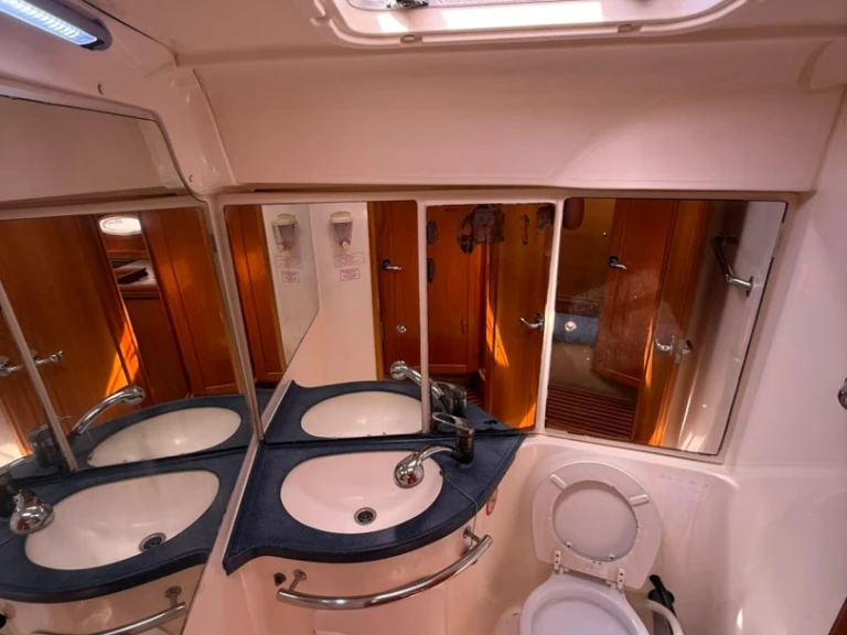 Ein Bavaria Bavaria 42 Cruiser mieten in Lavrion