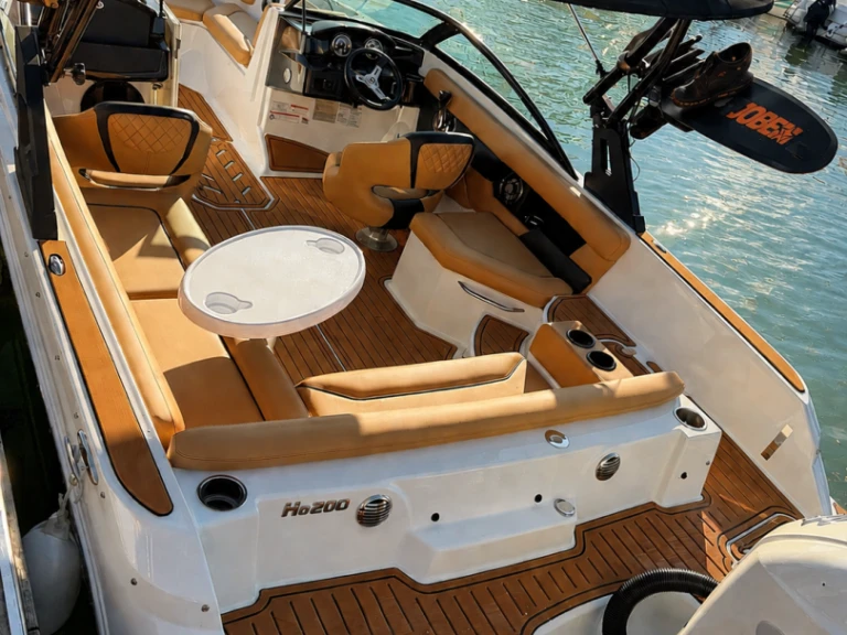 Motorboot mit oder ohne Skipper Four Winns mieten in Aix-les-Bains