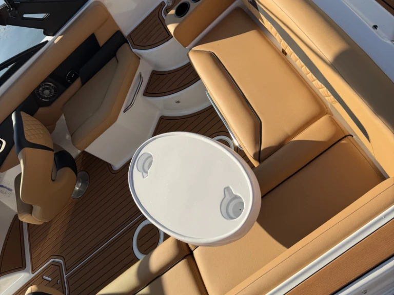 Motorboot mieten in Aix-les-Bains zum besten Preis