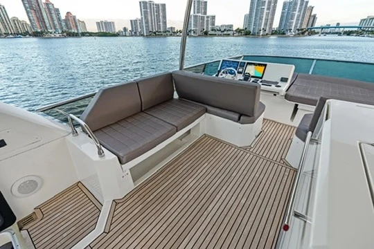 Ein Prestige 630 Flybridge mieten in Miami Beach