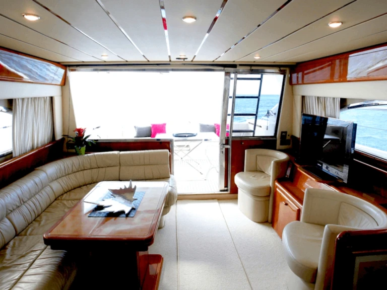 Vermietung Motorboot Ferretti mit Führerschein