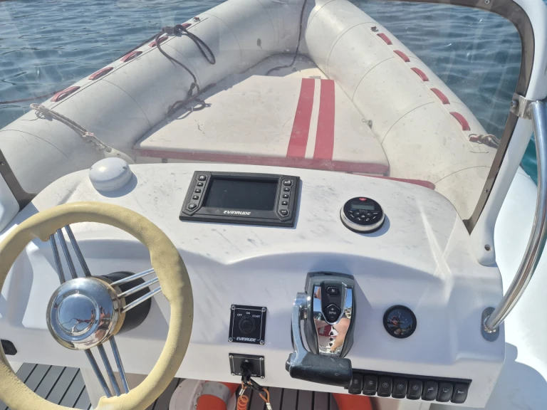 Ein Valiant V 750 Cruiser mieten in Novalja