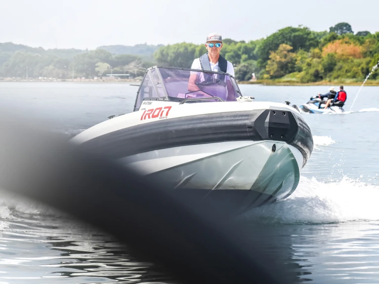 Vermietung Motorboot IRON BOATS  mit Führerschein