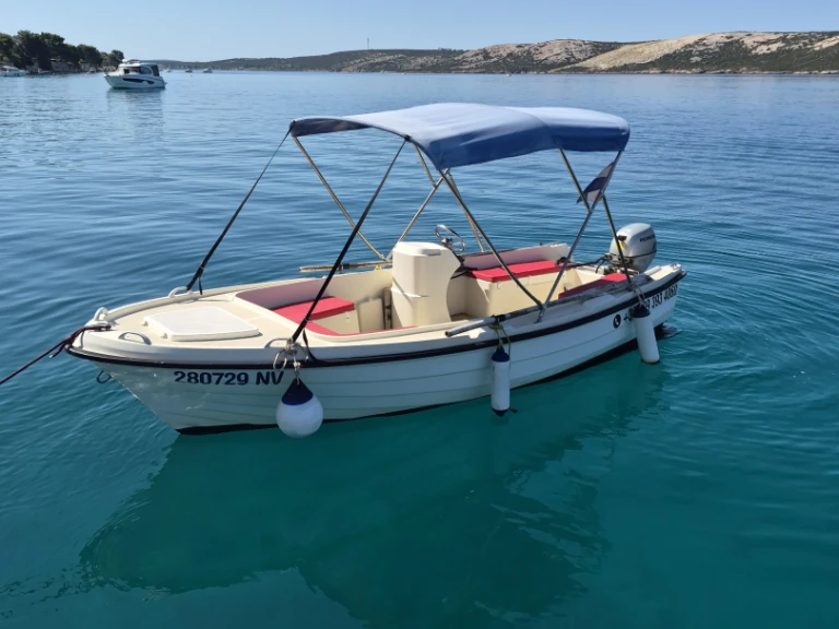Ein Adria 500 M Sport mieten in Novalja