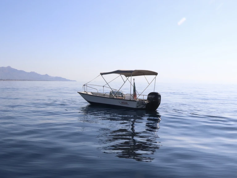 Motorboot mit oder ohne Skipper Boston Whaler mieten in Riposto