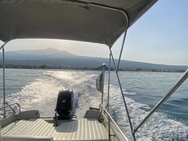 Boston Whaler Boston Whaler 17 mieten Riposto