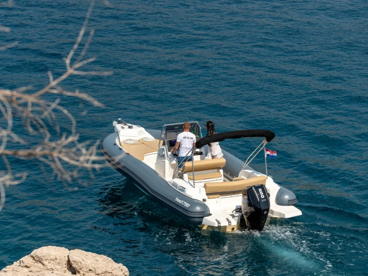 Pirelli 880 L Edition mieten Trogir